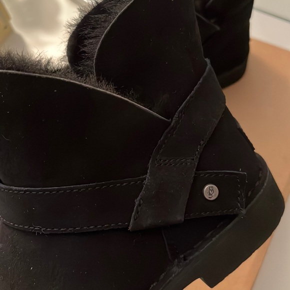 New UGG Zariyah Water Repellent Ankle Boot - Picture 4 of 11